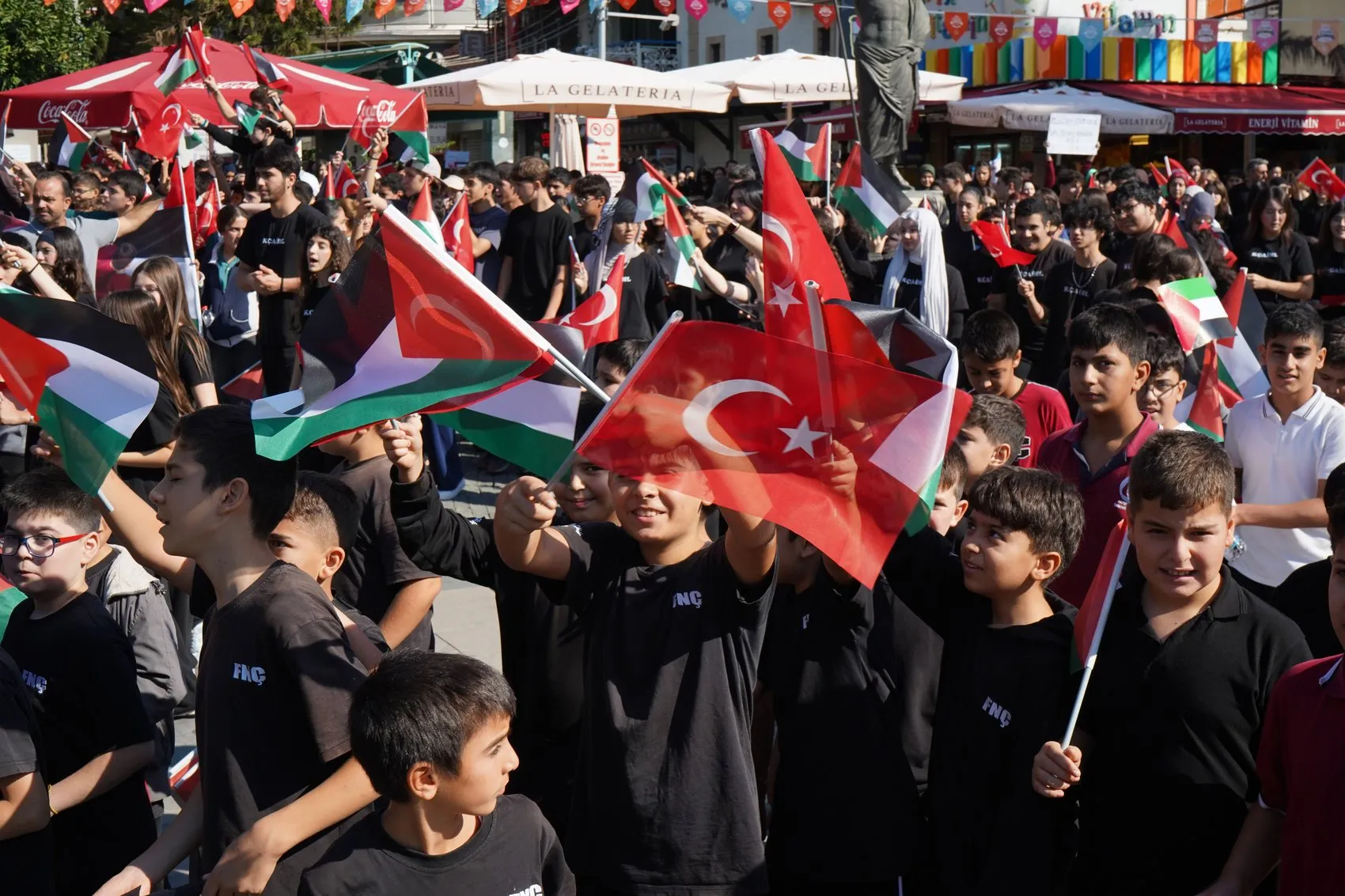 Antalya'da binlerce öğrenci sessizliğe büründü: Gazze için vicdan yürüyüşü