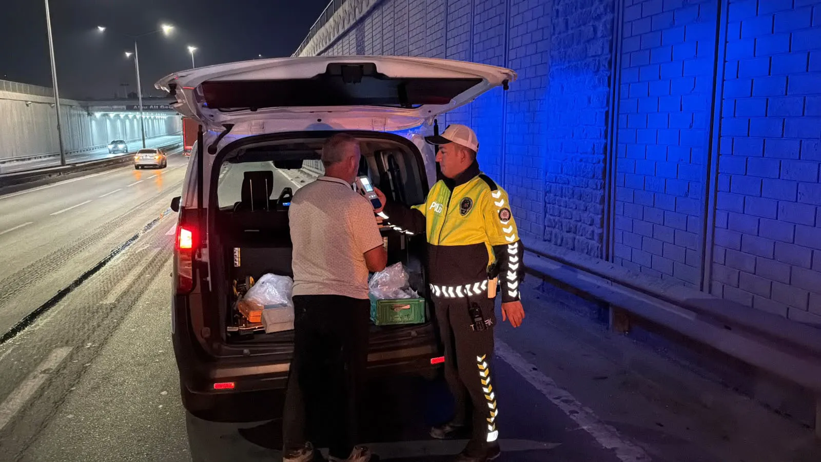 Minik bir canı kurtarmak isterken tonlarca yük yola saçıldı