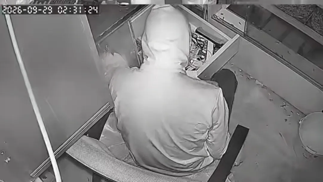 Besni'de pes dedirten hırsızlık: Kasayı boşalttı, serinlemek için içecek molası verdi