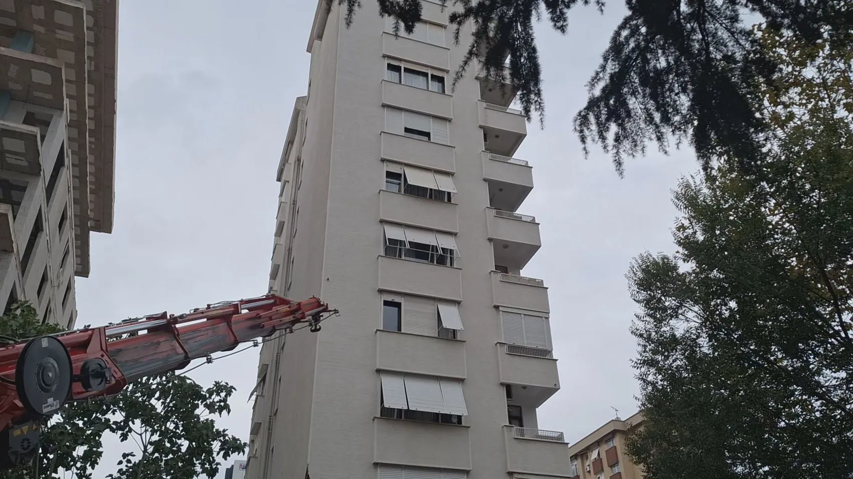 Erenköy'de korku dolu anlar: Dev vinç 11 katlı binanın üzerine yığıldı