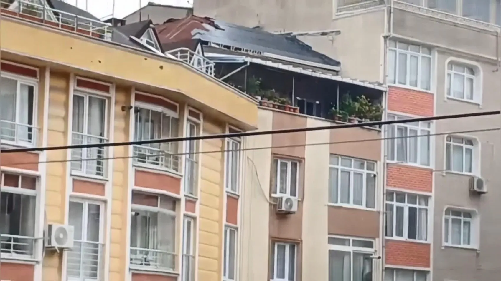 Zeytinburnu'nda çatı tamiri faciası: İkinci kez çıktığı çatıdan düşerek can verdi