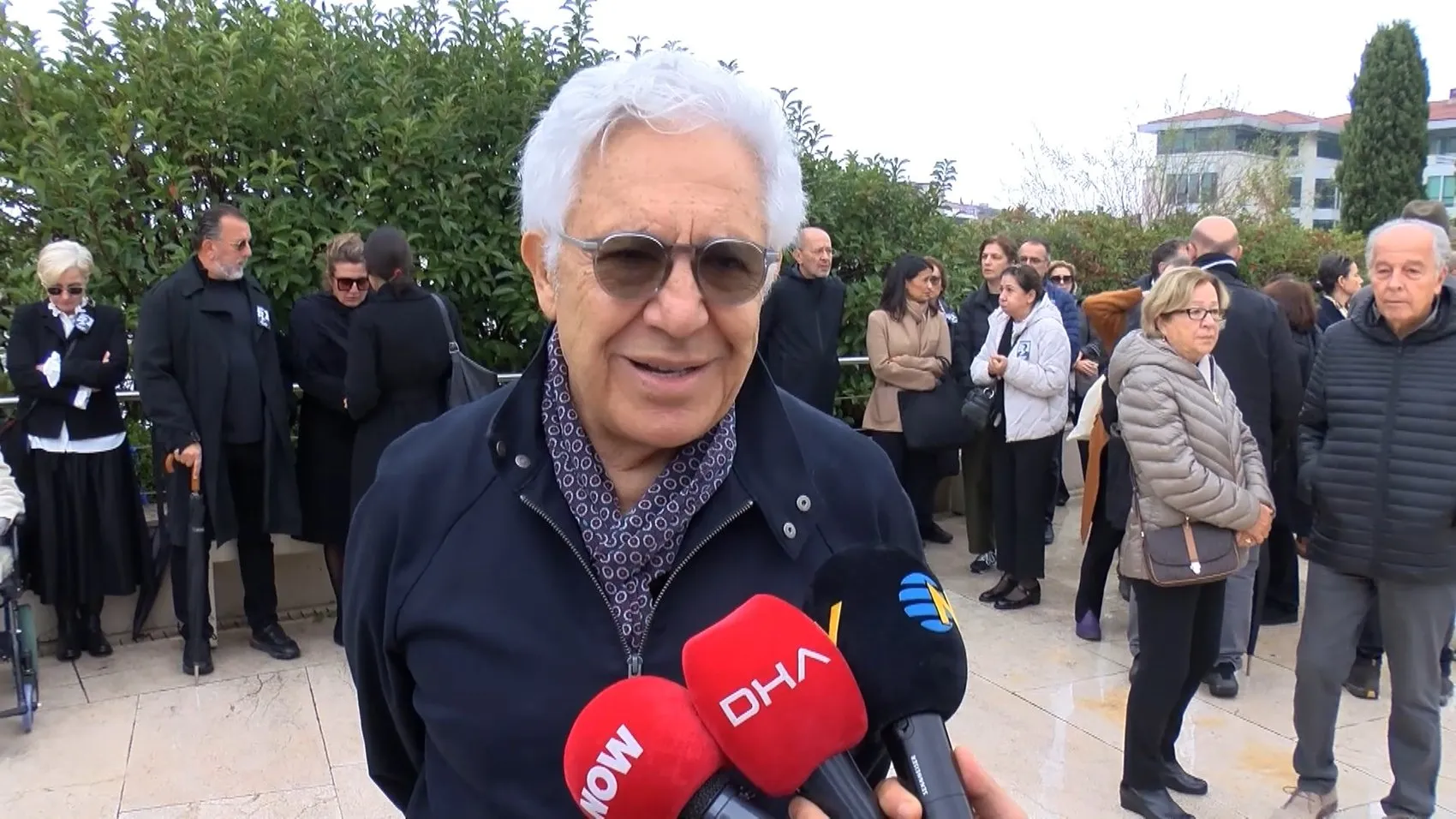 Edebiyat dünyasını sarsan çifte acı: Cem Akaş son yolculuğuna uğurlandı