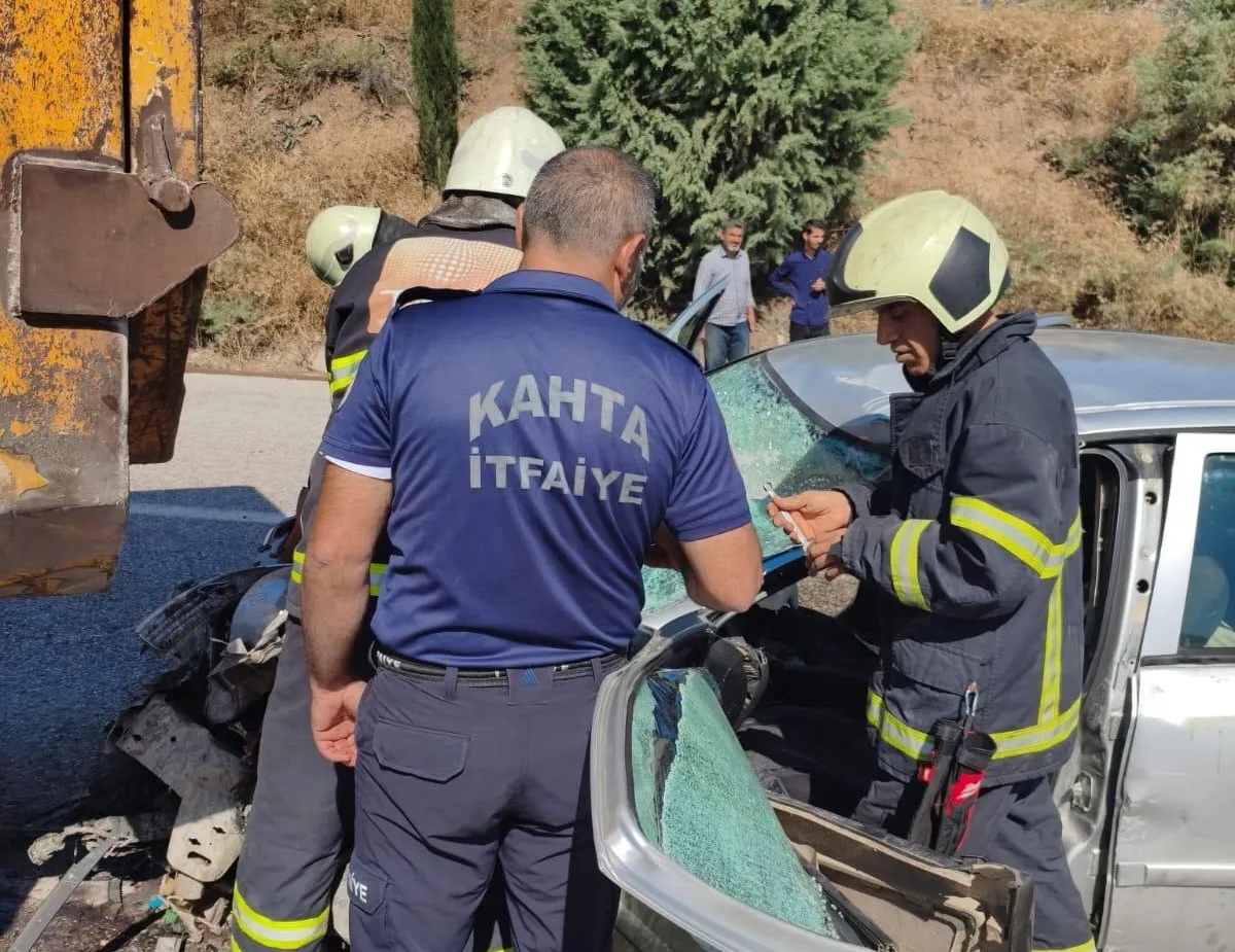Kahta yolunda dehşet anları: Hafriyat kamyonuna çarpan otomobilde can pazarı