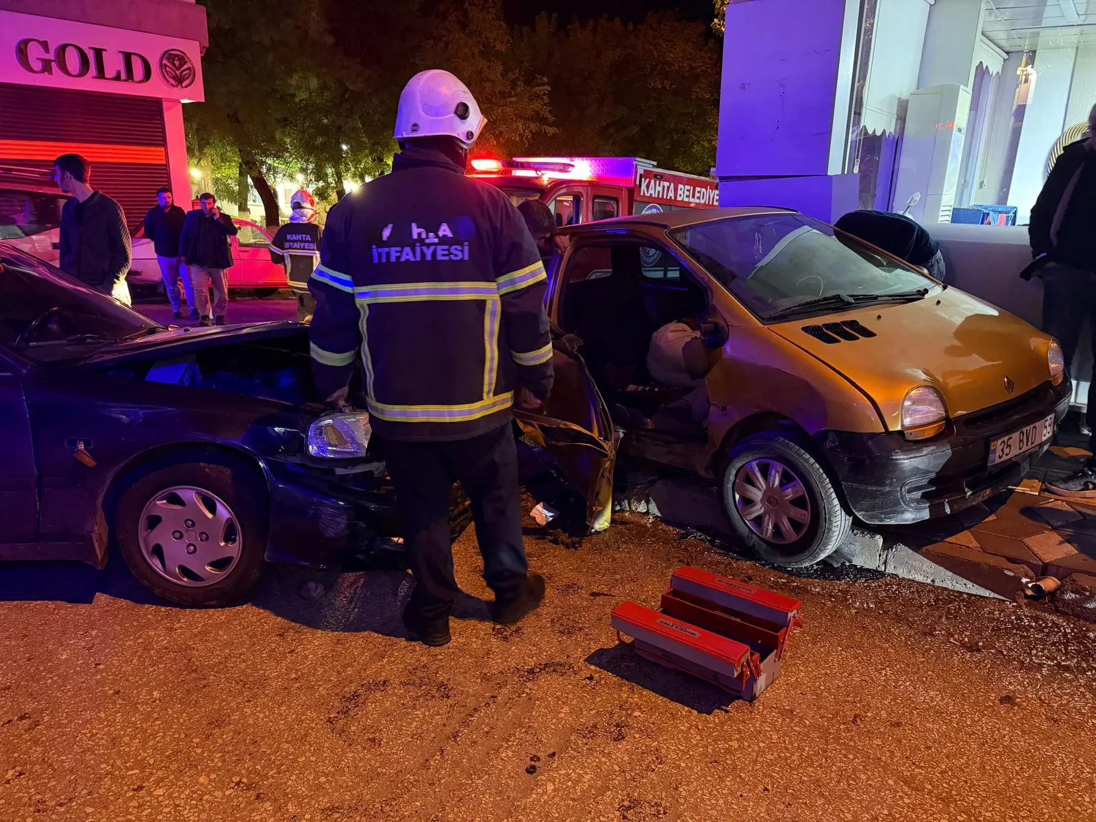 Kahta'da korkutan kaza: Çarpışmanın şiddetiyle dükkanın içine girdiler