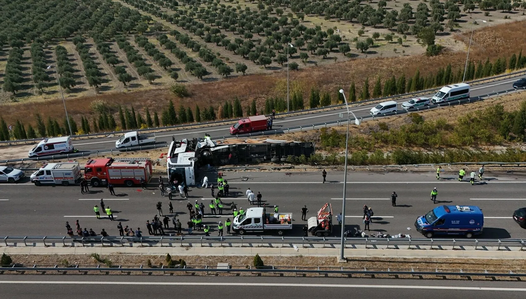 Manisa'da kara yolunda büyük trajedi: Tur otobüsü ile TIR çarpıştı