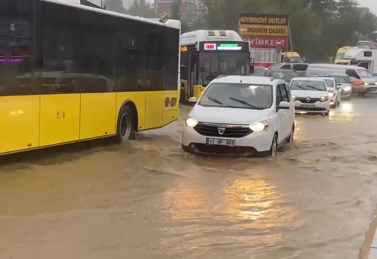 İstanbul'da gökyüzü boşaldı: Esenler'de yollar nehre döndü