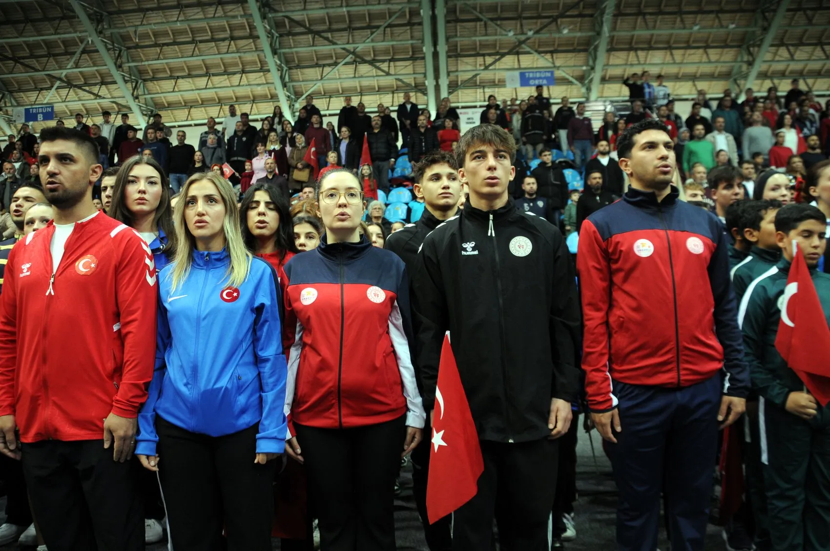 Trakya'da Cumhuriyet coşkusu salonlara sığmadı: Hava muhalefeti kutlamaların ruhunu değiştiremedi