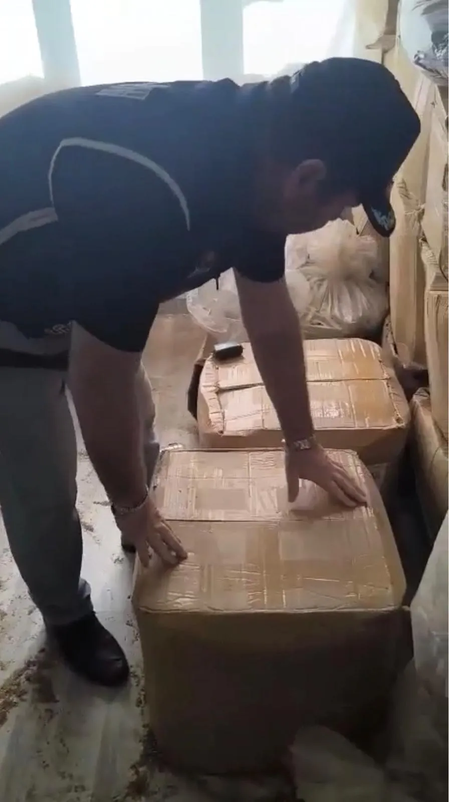 Efeler'de kaçak tütün operasyonu: Binlerce makaron ele geçirildi