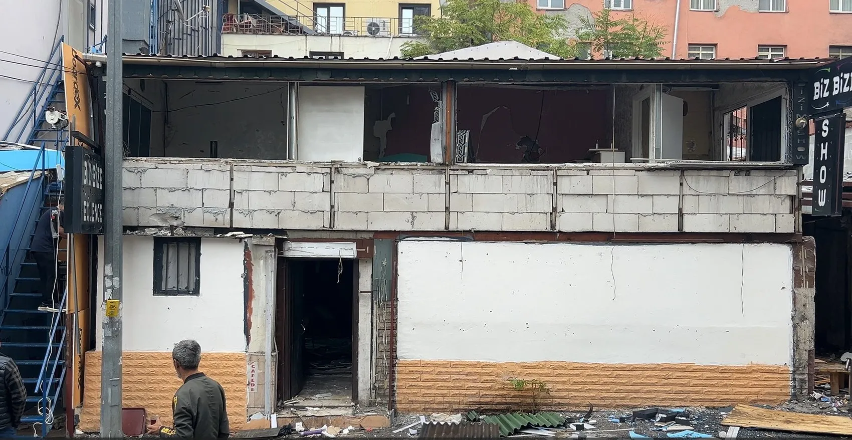 Başkentin kalbinde operasyon: Asayişi bozan yapılar yerle bir edildi