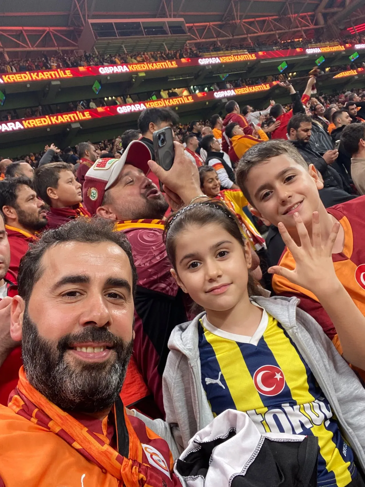 Tribünlerin en tatlı rekabeti: Galatasaraylı babanın yanında Fenerbahçe formasıyla derbi heyecanı