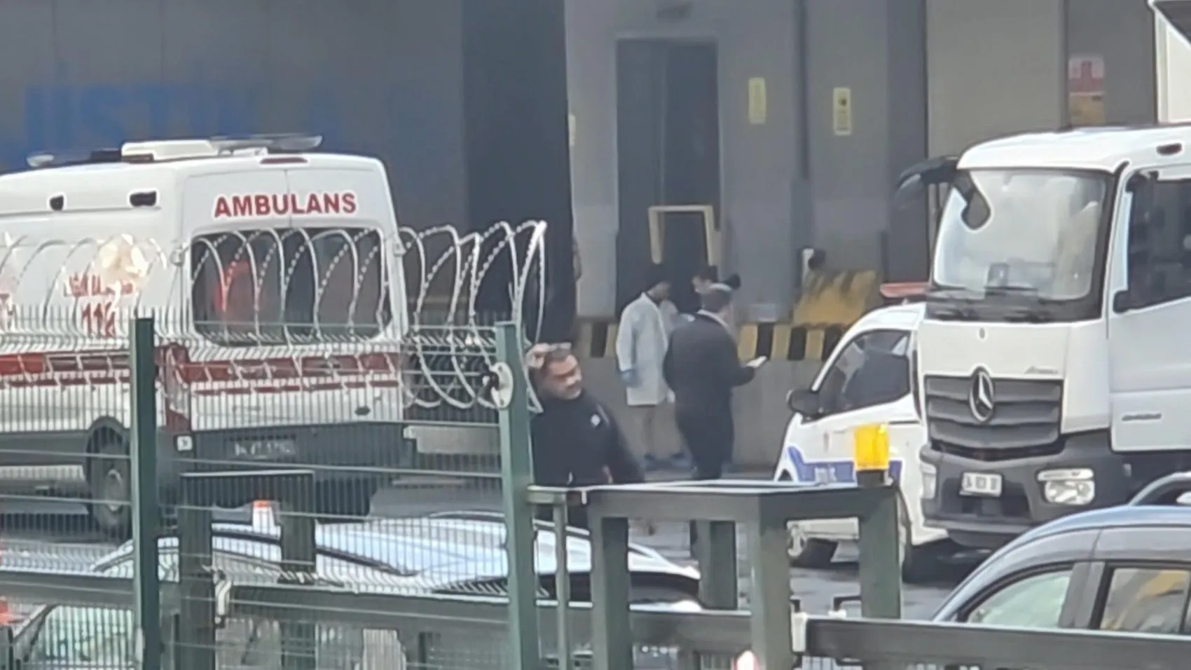 Esenyurt'taki depo faciası: Aynasını düzeltmek için indiği aracının yanında can verdi