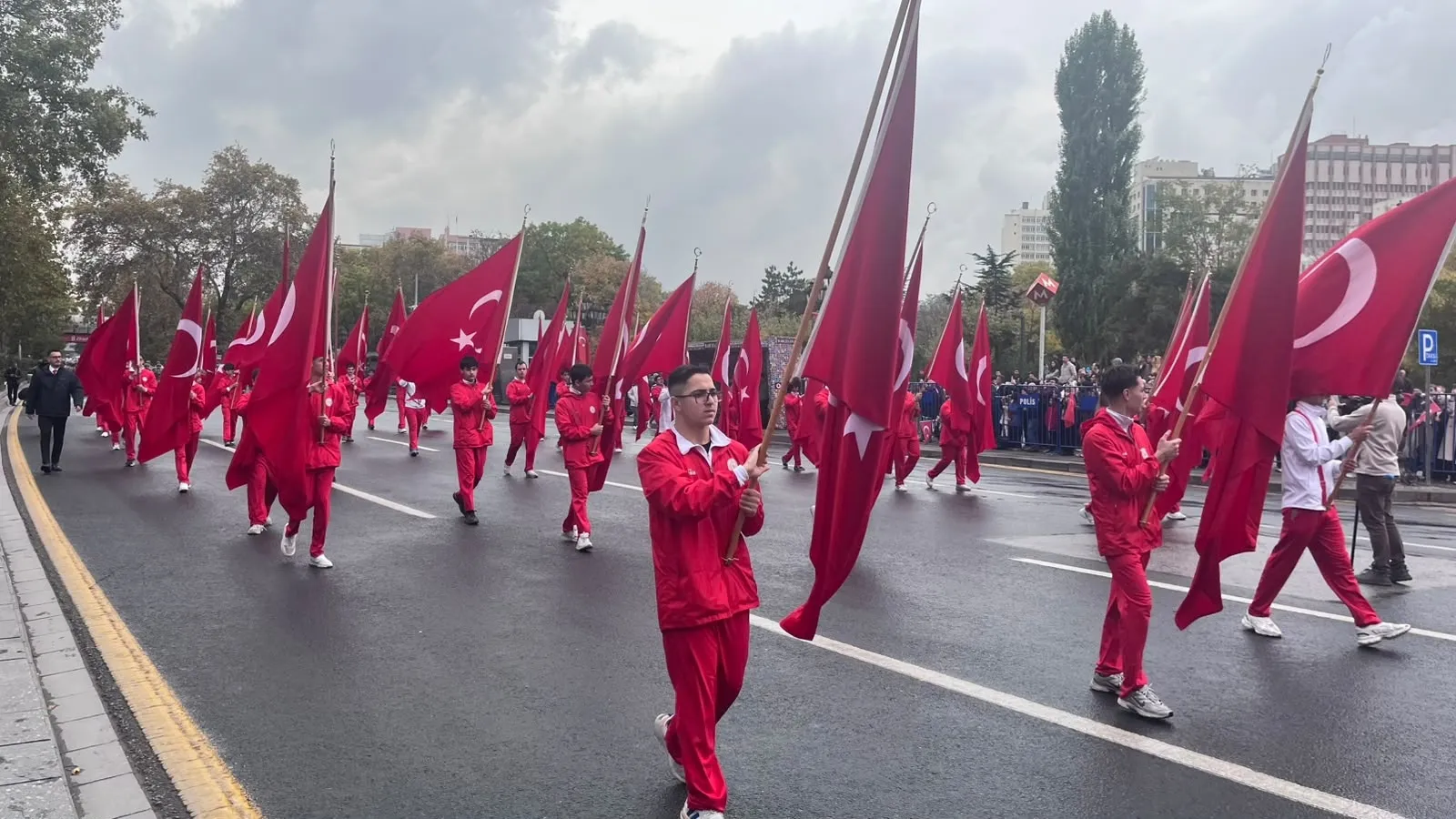 Başkentte Cumhuriyet coşkusu: Gaziler ve öğrencilerle tarihi yürüyüş
