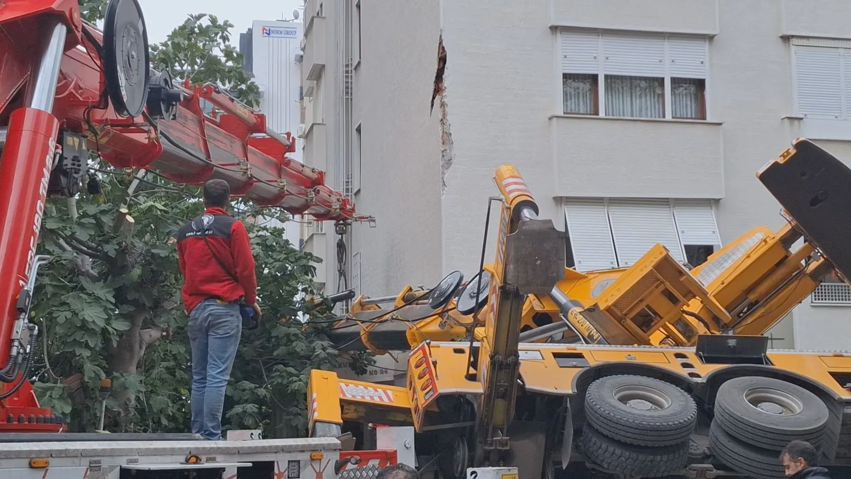 Erenköy'de korku dolu anlar: Dev vinç 11 katlı binanın üzerine yığıldı