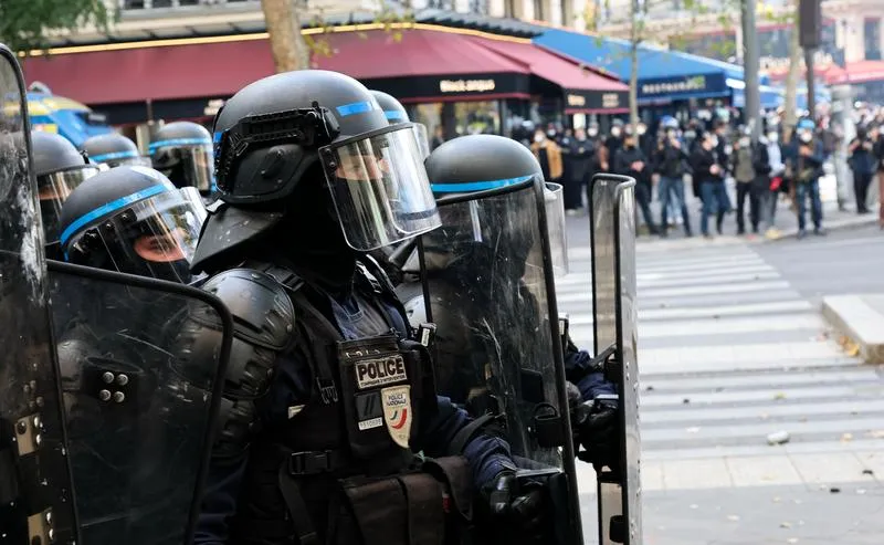 Paris sokaklarında şiddet dalgası: 1200 gözaltı ve yaralı güvenlik güçleri