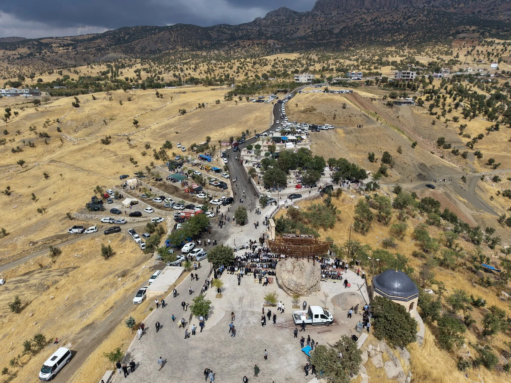 Cudi Dağı'nın gölgesinde 300 yıllık buluşma: 5 bin kişi aynı sofrada barış için bir araya geldi