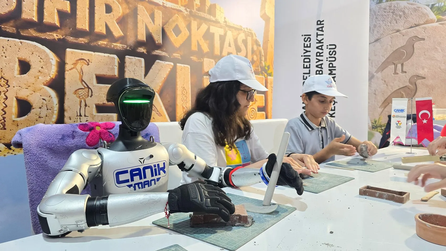 Puşi takıp dans eden insansı robot: Şanlıurfa sokaklarında şaşkınlık yarattı