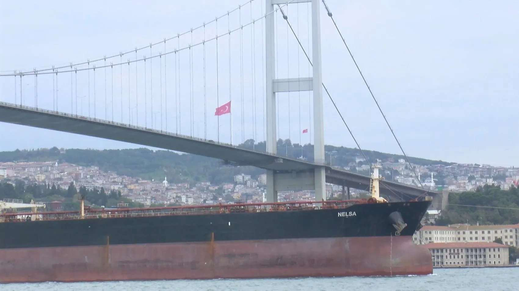 Saldırıya uğrayan dev tanker İstanbul Boğazı'nı kilitledi