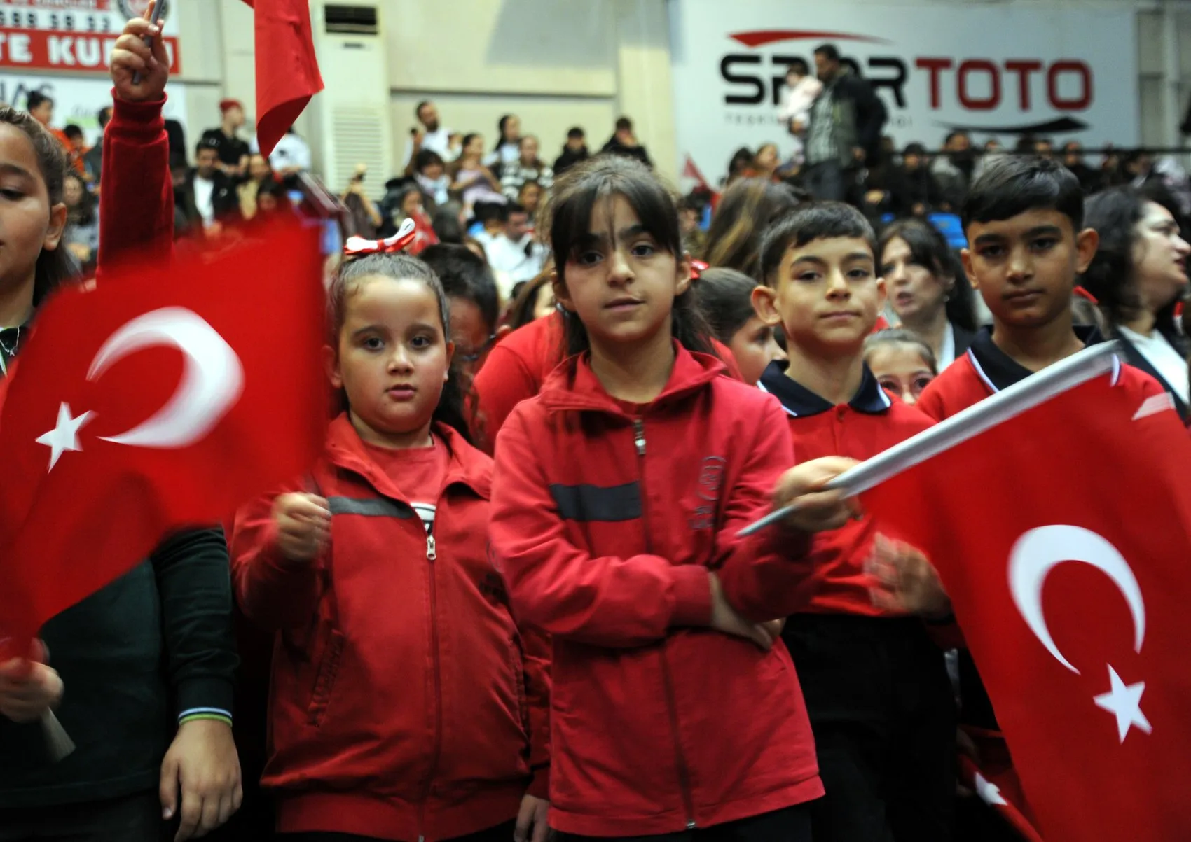 Trakya'da Cumhuriyet coşkusu salonlara sığmadı: Hava muhalefeti kutlamaların ruhunu değiştiremedi