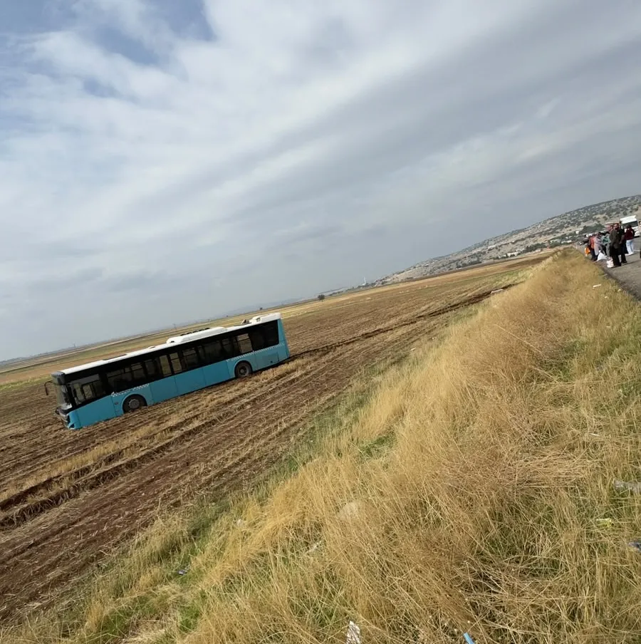 Diyarbakır'da korku dolu anlar: Freni boşalan otobüs tarlaya daldı