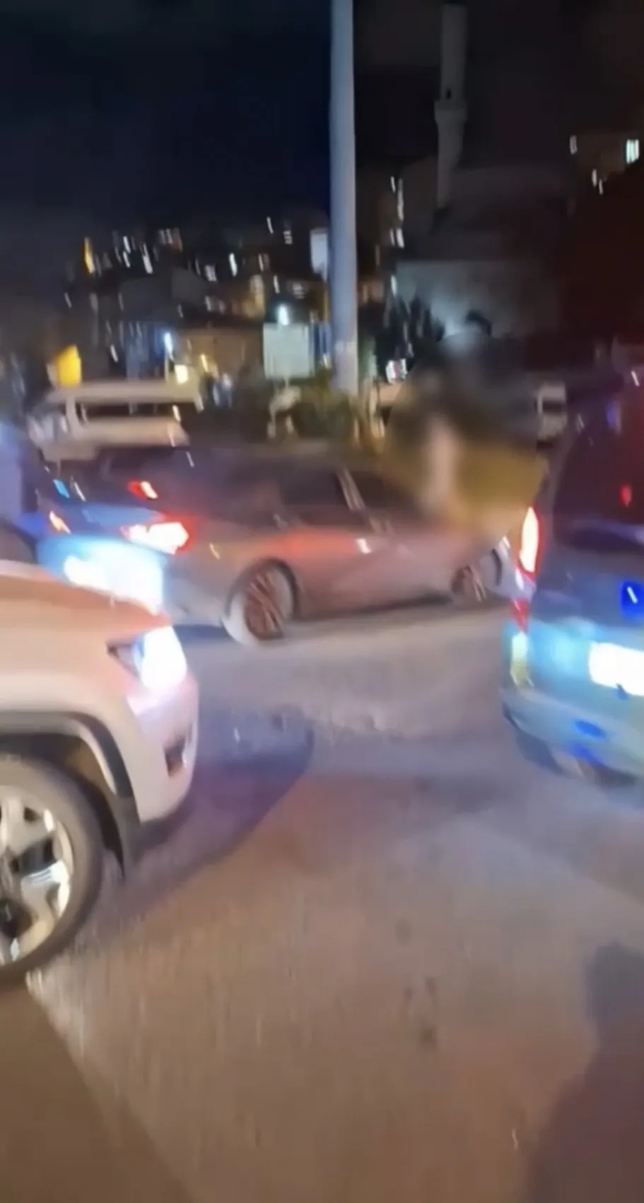 Kağıthane'de dehşet anları: Çıplak halde markete daldı, otomobilin altına saklandı