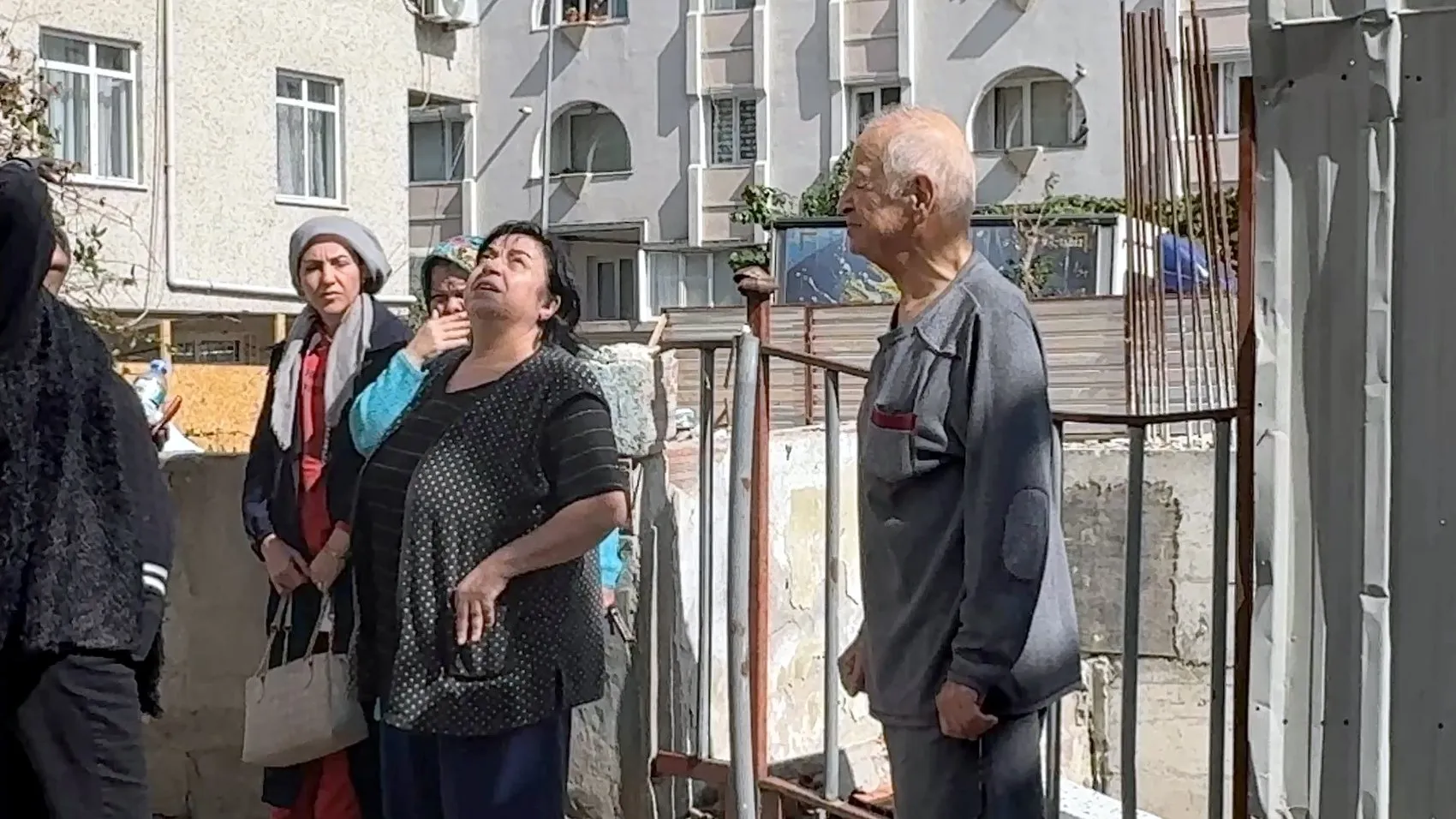 Yangın korkusuyla sokağa fırladılar: Evin kapısı kilitli, anahtar içeride kaldı