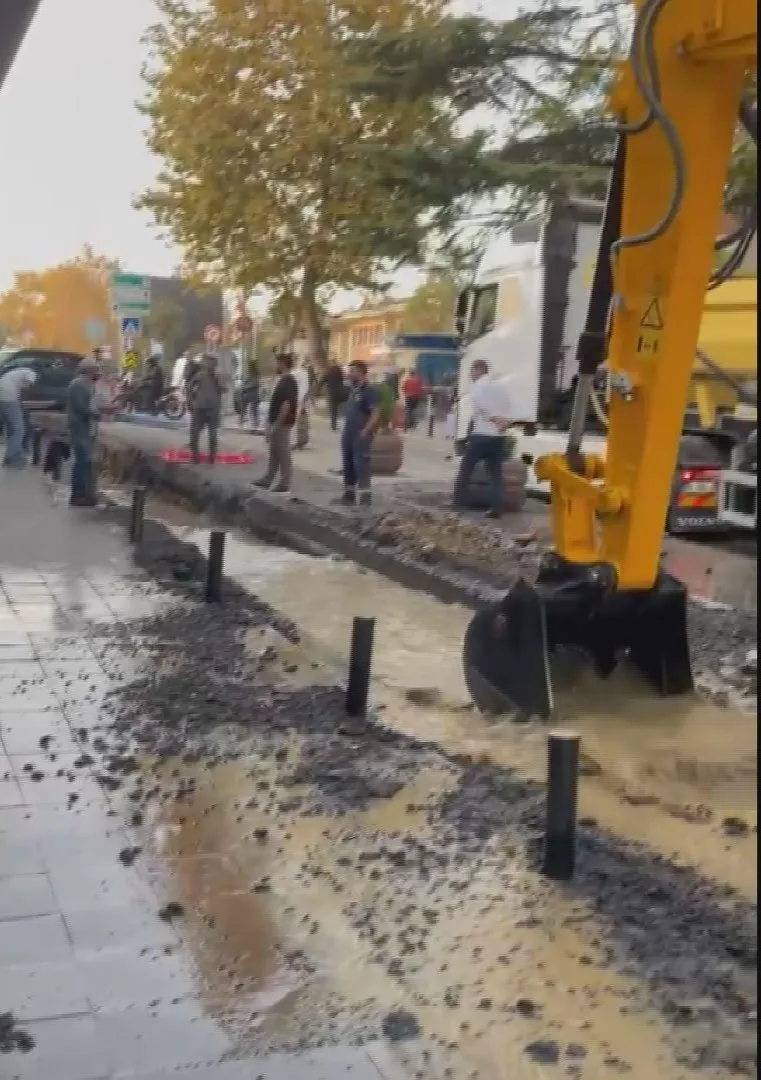 İstanbul'un kalbinde su baskını paniği: Trafik felç oldu