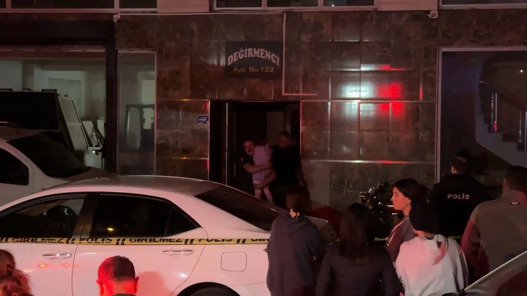 Efeler'de gece yarısı dehşeti: 9 katlı apartmanı dumanlar teslim aldı