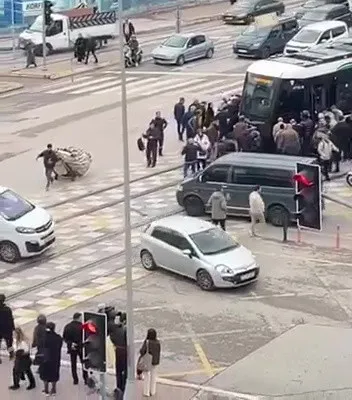 İzmit'te tramvay hattında korkunç kaza: İki yaya ağır yaralandı