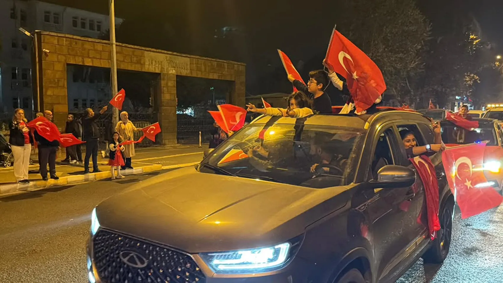 Iğdır sokaklarında 103 araçlık dev Cumhuriyet coşkusu