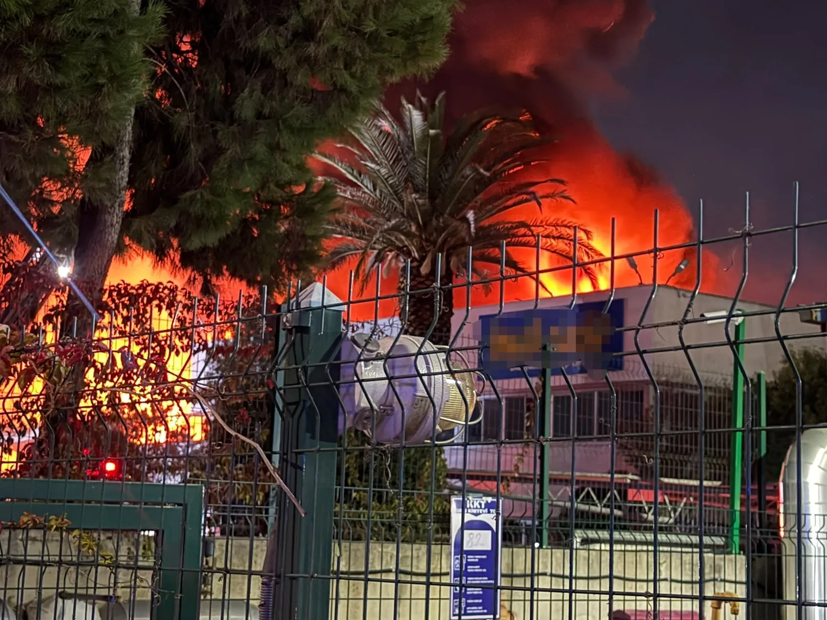 Manisa sanayisinde korkutan anlar: Akü fabrikasında alevler yükseldi