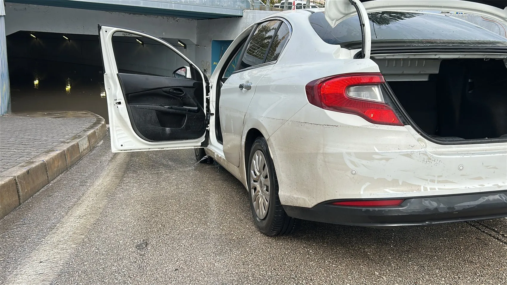 Adana'da kabus dolu anlar: Alt geçitte mahsur kalan baba ve çocukları ölümden döndü