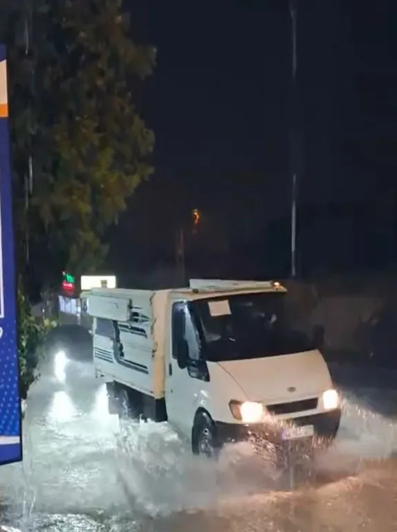 Malatya'da akşam saatlerinde gökyüzü aydınlandı: Sağanak hayatı felç etti