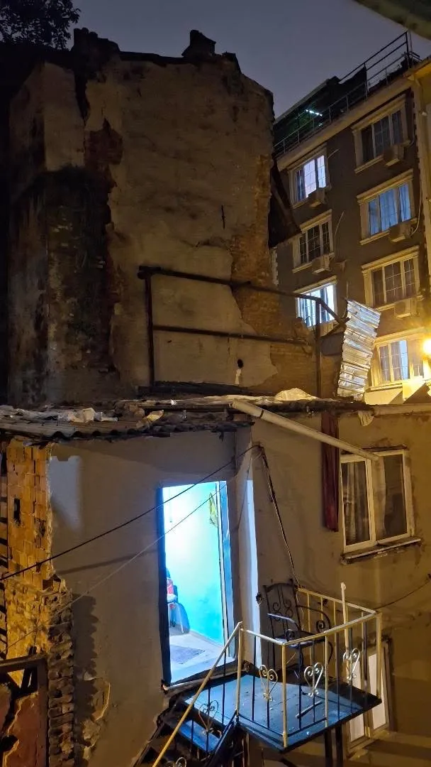 Beyoğlu'nda korkulan oldu: Dört gün önce uyarı veren bina yerle bir oldu