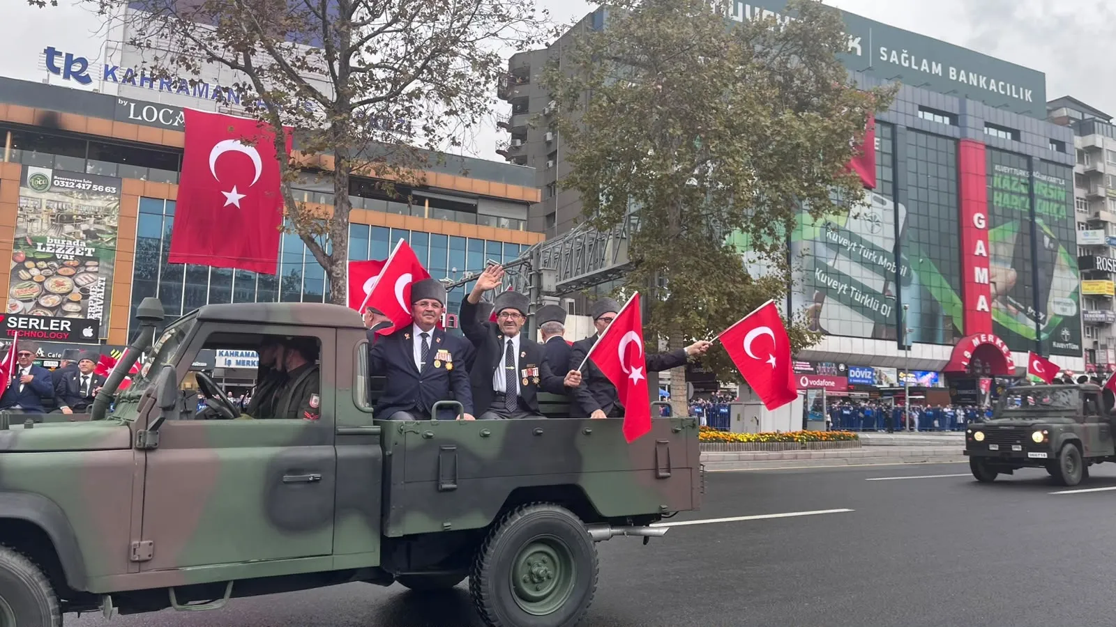 Başkentte Cumhuriyet coşkusu: Gaziler ve öğrencilerle tarihi yürüyüş