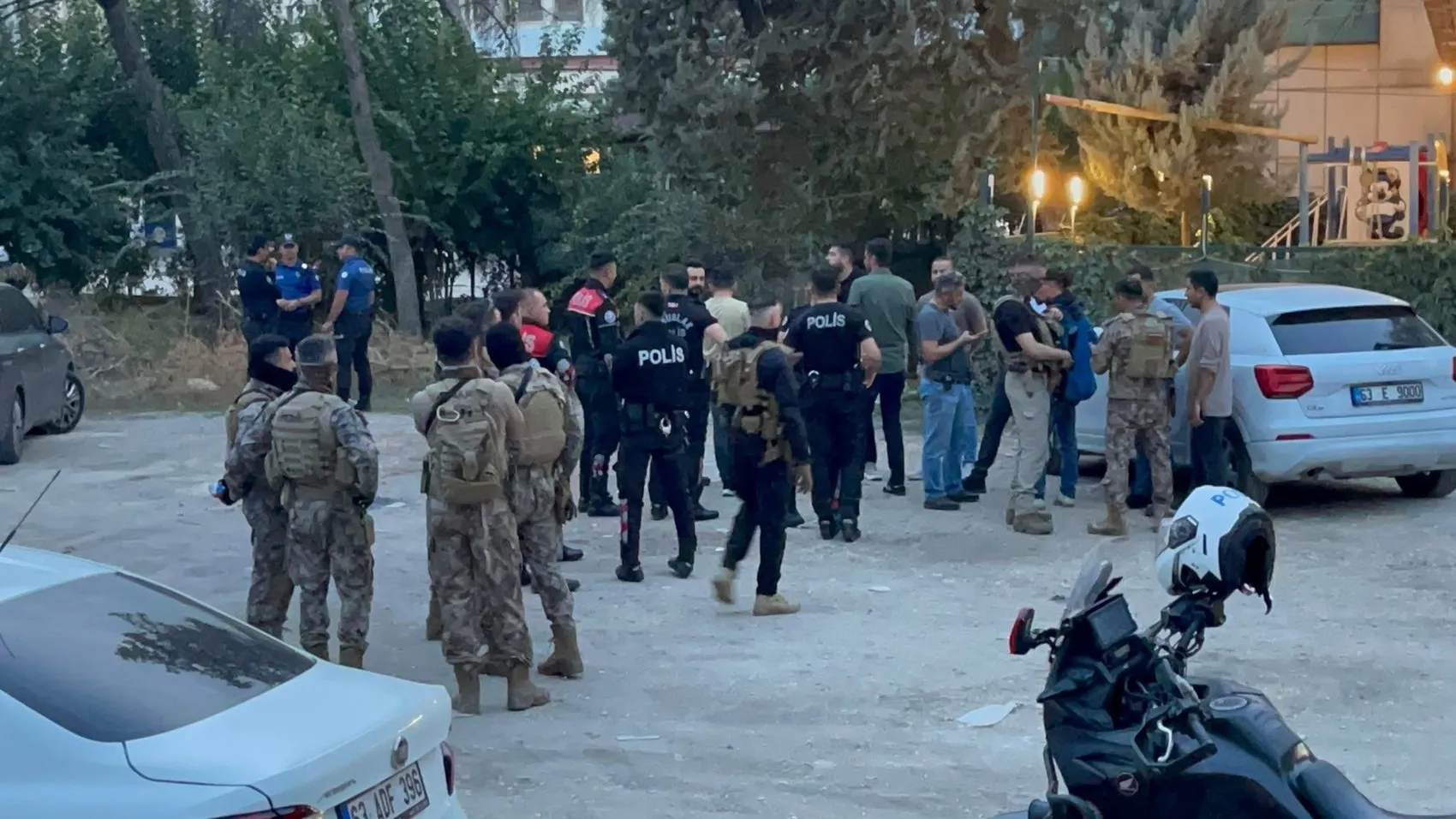 Rezidans dairesinde kanlı son: Polis baskınında silahlar konuştu