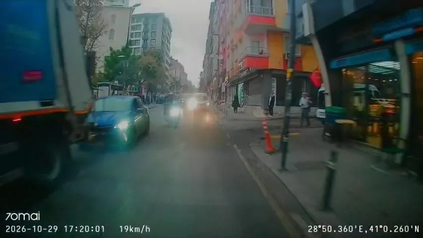 Saniyelerle gelen mucize: Yaya geçidinde bekleyenlere yol vermemek için yaptığı hamle faciaya yol açıyordu