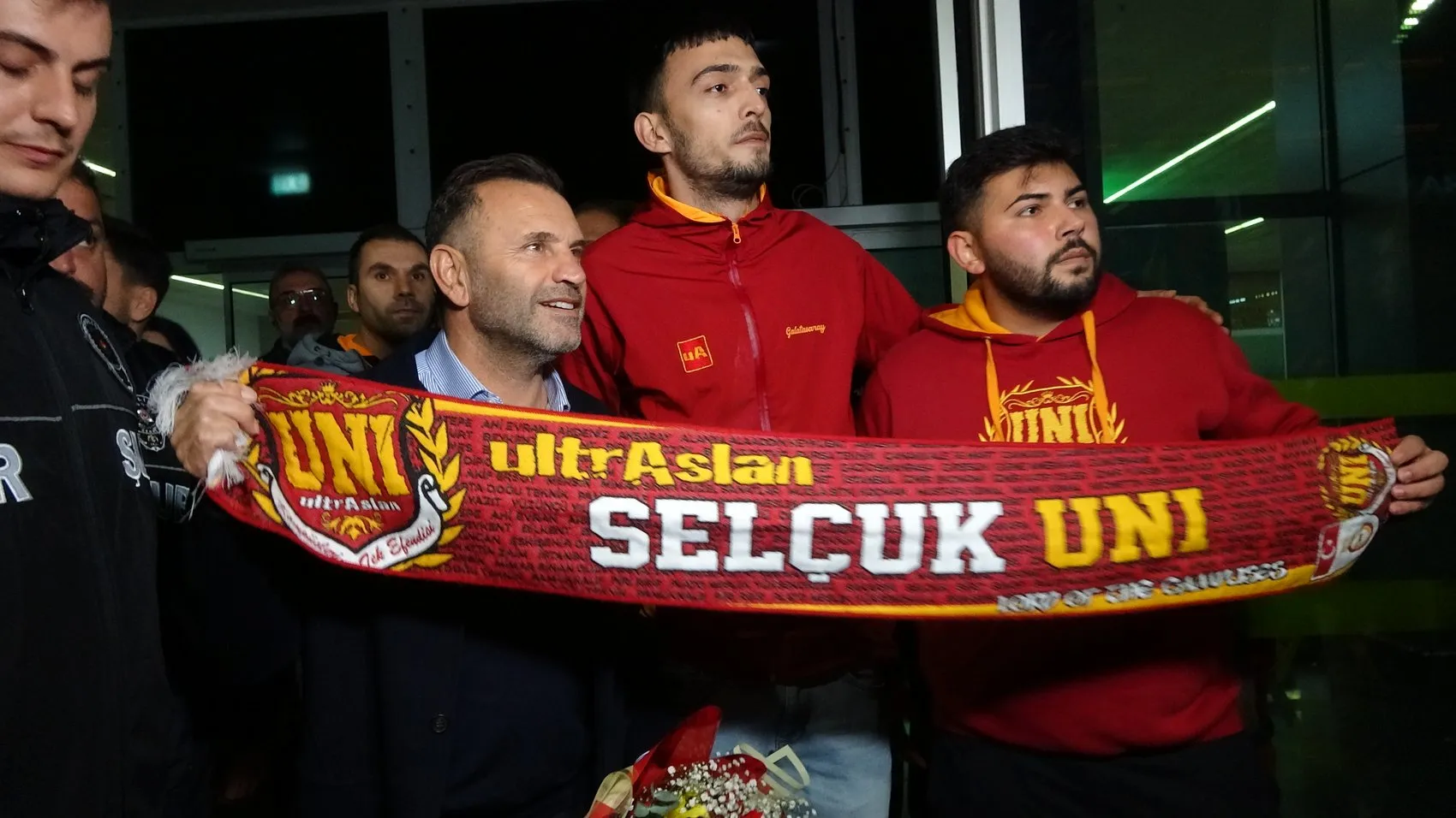 Sarı-kırmızılılar Konya semalarında: Havalimanında büyük coşku