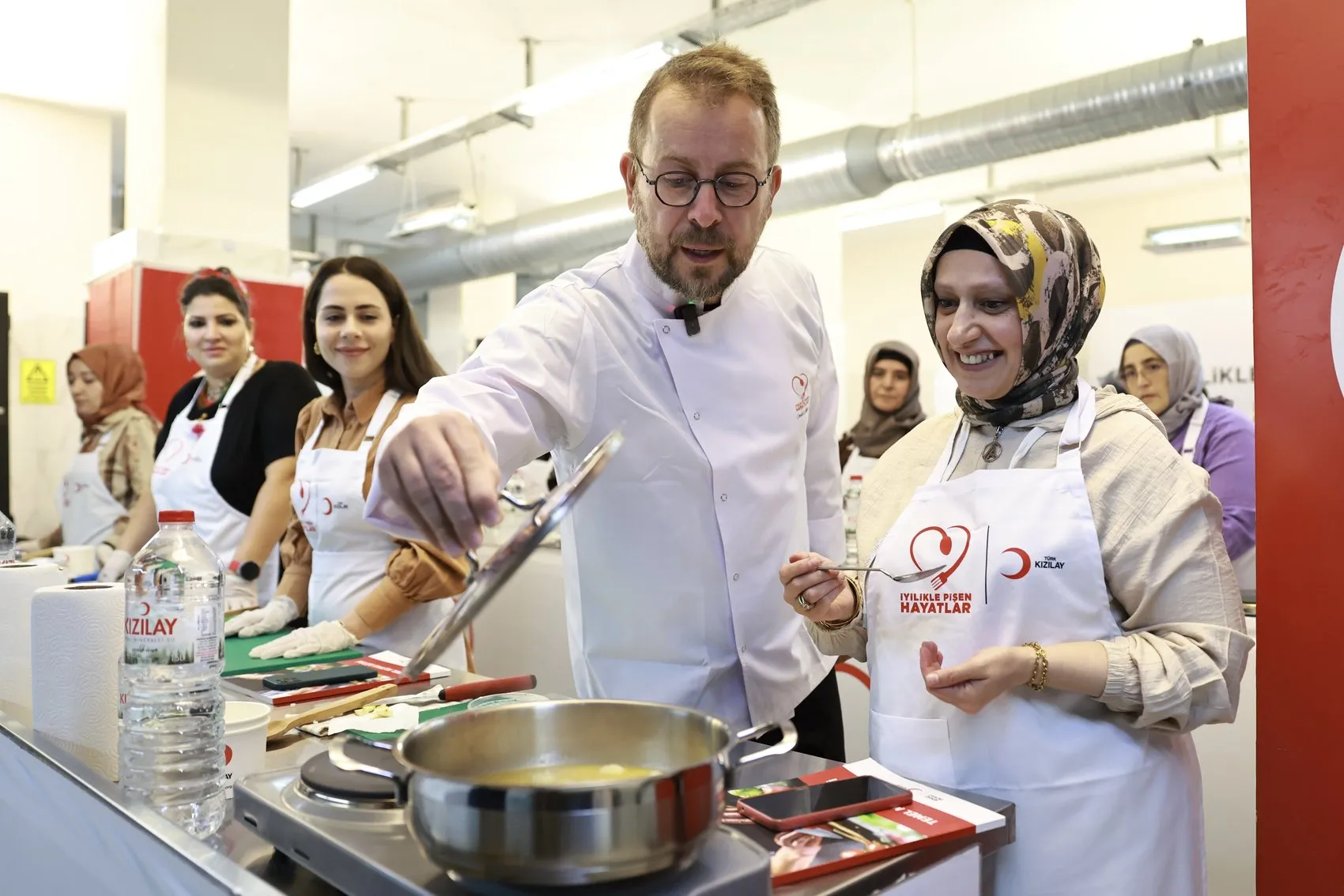 Mutfakta yeni bir başlangıç: Depremzede kadınlar profesyonel şeflerle buluştu