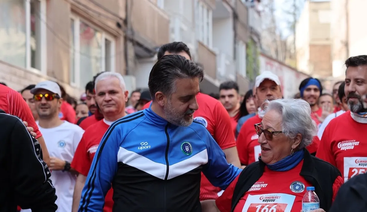 Bursa sokakları kırmızı beyaza boyandı: 4 bin kişi Cumhuriyet için ter döktü
