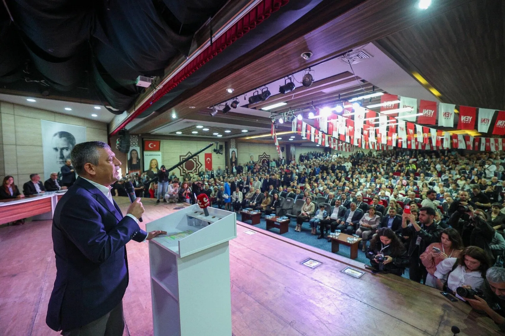 Özgür Özel'den Manisa'da tarihi çıkış: Sandığa el uzatanın elini bu millet kırar