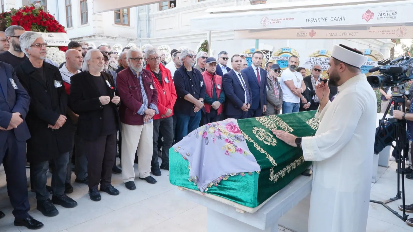 Tiyatro dünyasının koca çınarı Necla Uygur, hayat arkadaşına kavuştu