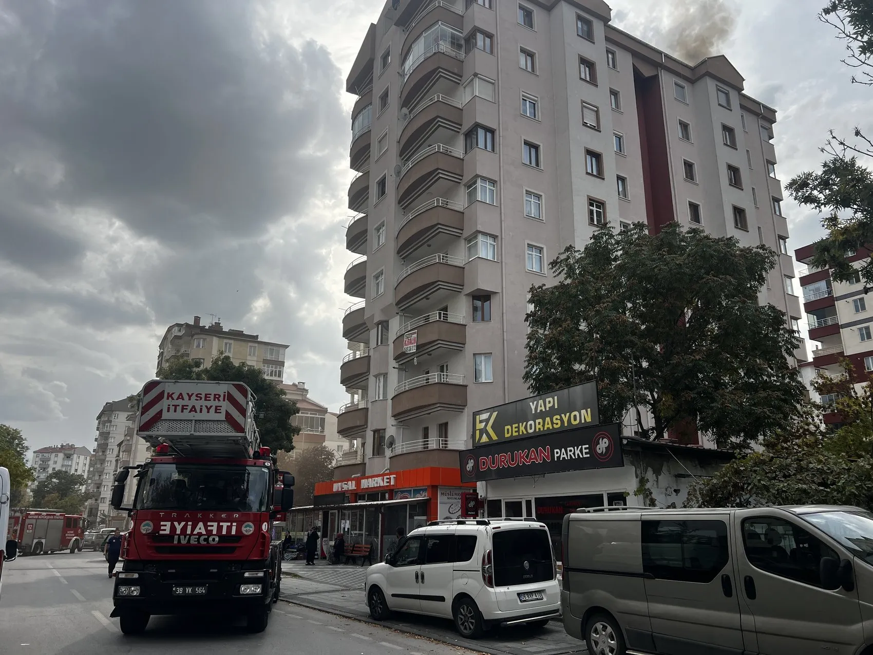 Kayseri'de tadilat faciası: 9 katlı binanın çatısı alevlere teslim oldu