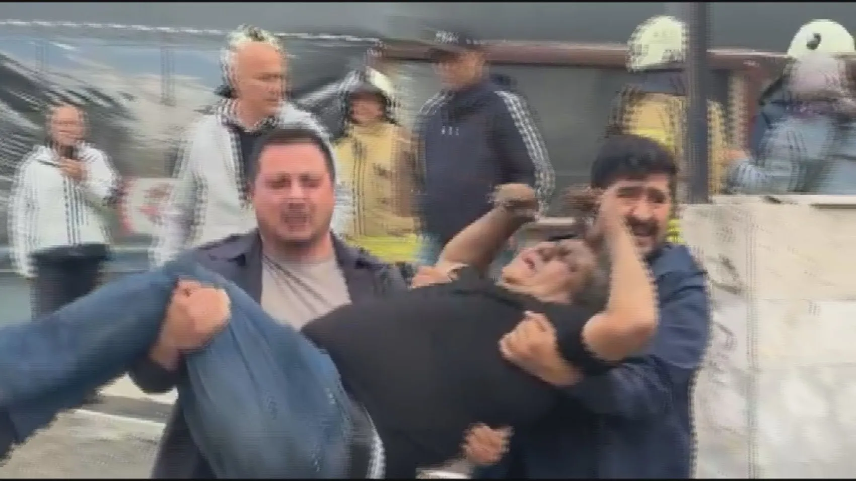 Kadıköy'de dehşet anları: 8 katlı binayı alevler teslim aldı