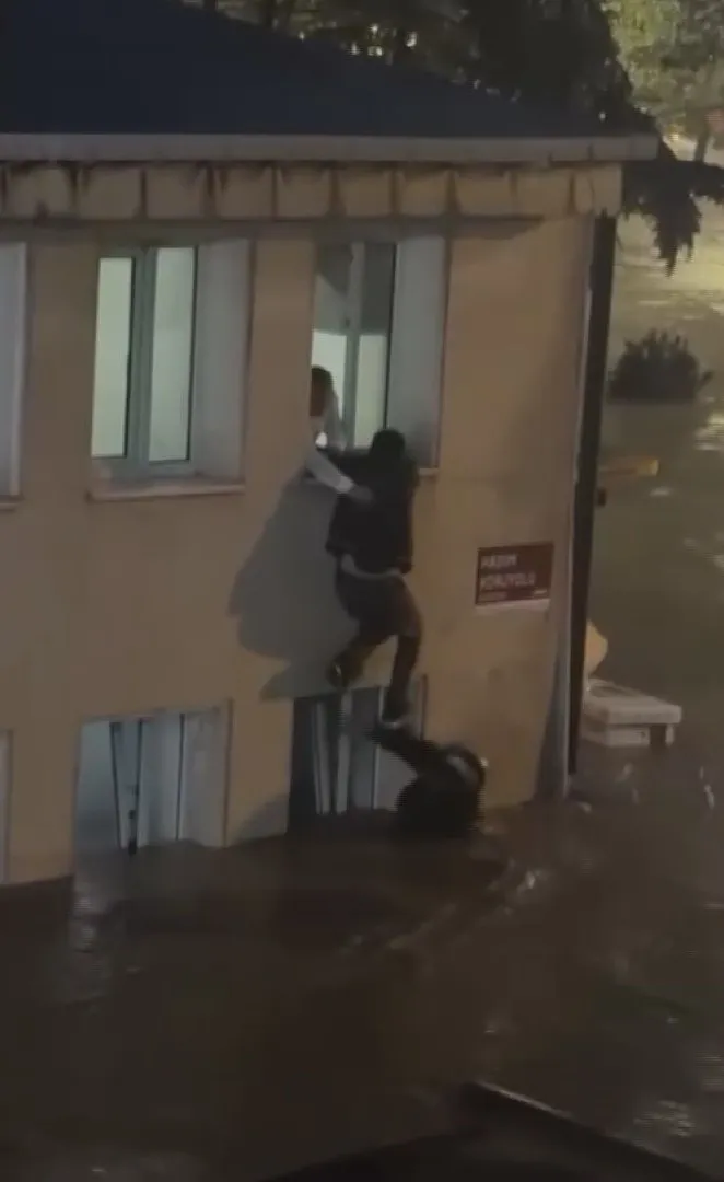 Sarıyer'de sel suları araçları oyuncak gibi savurdu: O anlar dehşete düşürdü