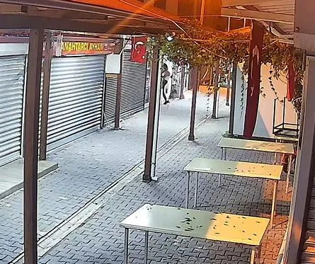 Kaldırım taşıyla çıktığı hırsızlık turunda eli boş dönünce yakayı ele verdi
