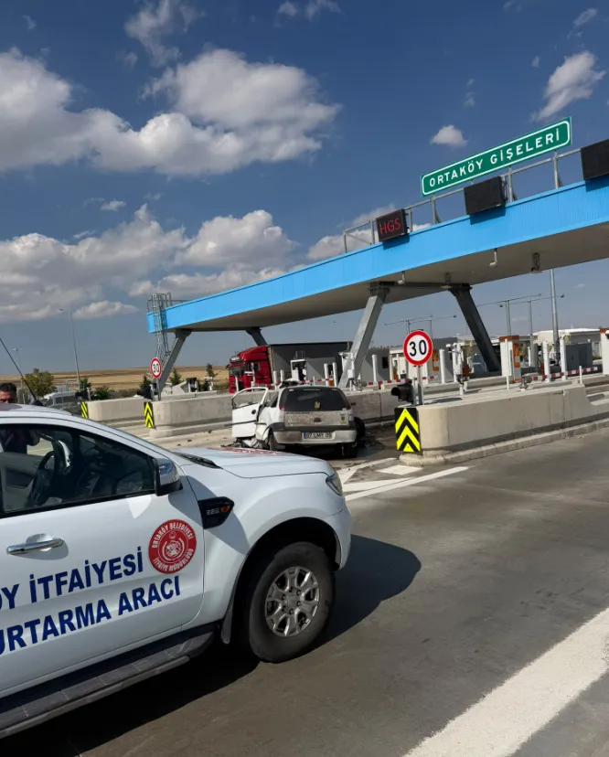 Aksaray'da otoyol gişelerinde feci kaza: Genç sürücü hayatını kaybetti