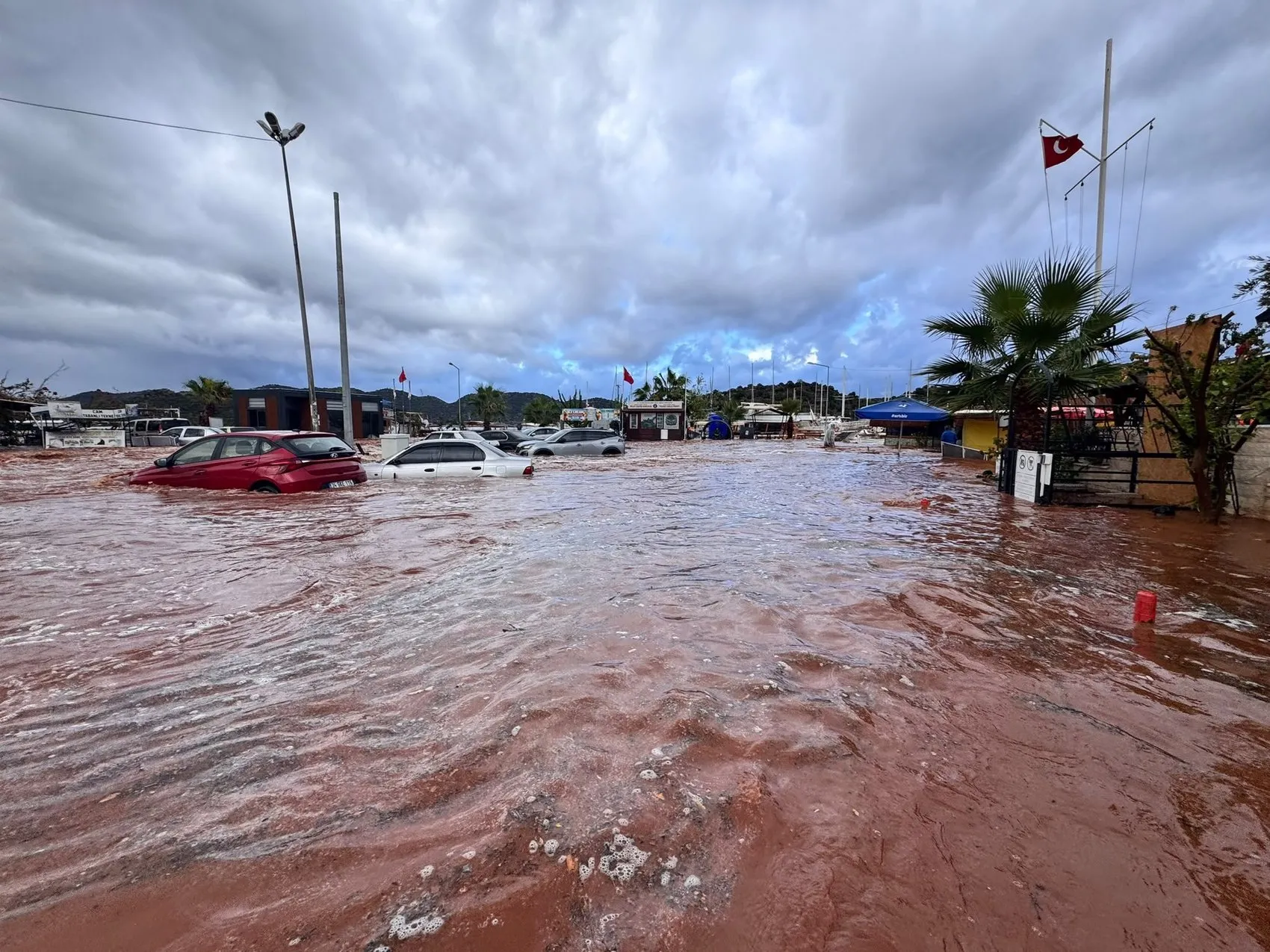 Demre'de yüzyılın felaketi: Sokaklar nehre döndü, araçlar sular altında kaldı
