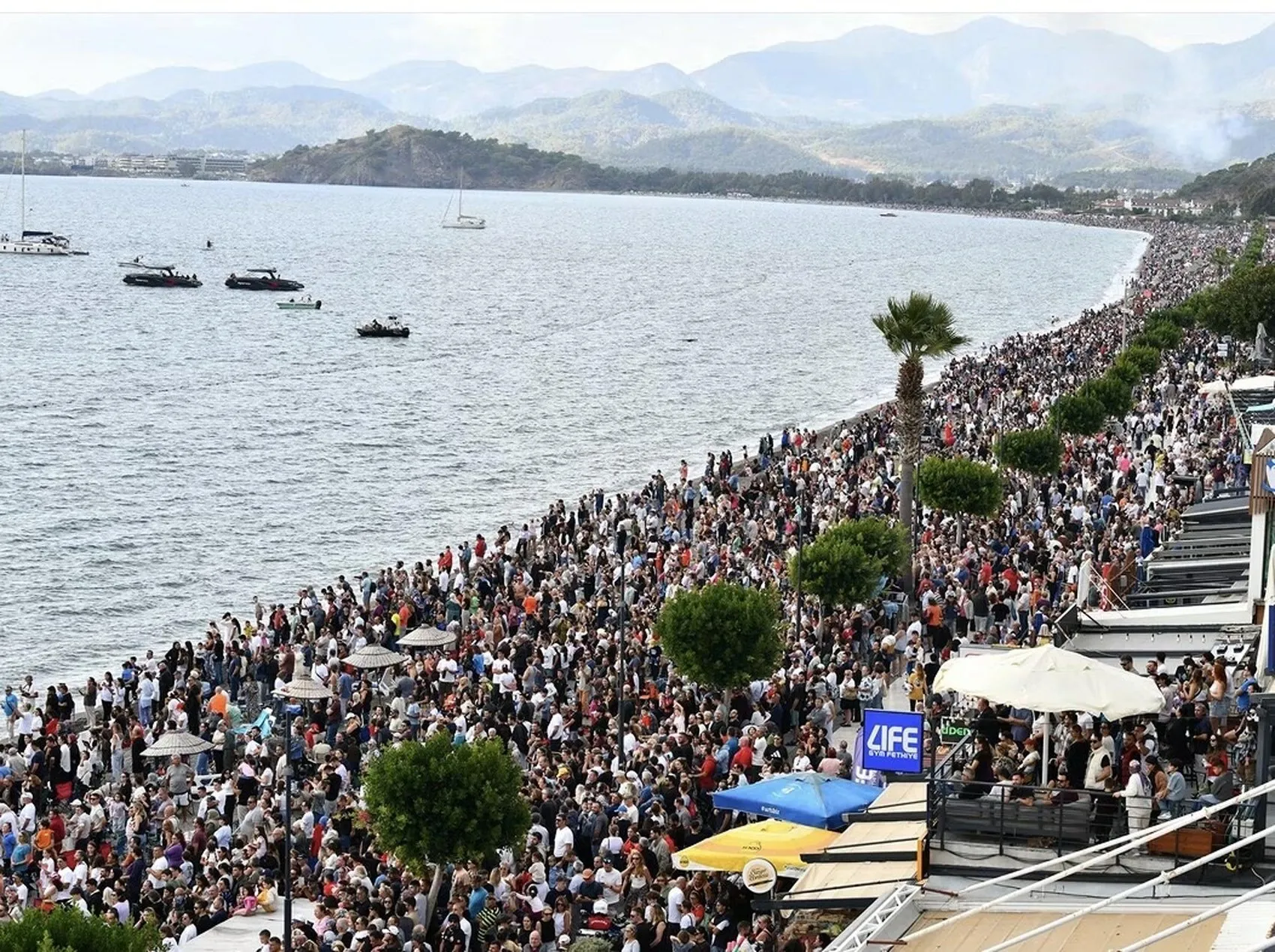 Fethiye semalarında nefes kesen şov: Türk Yıldızları izleyenleri büyüledi