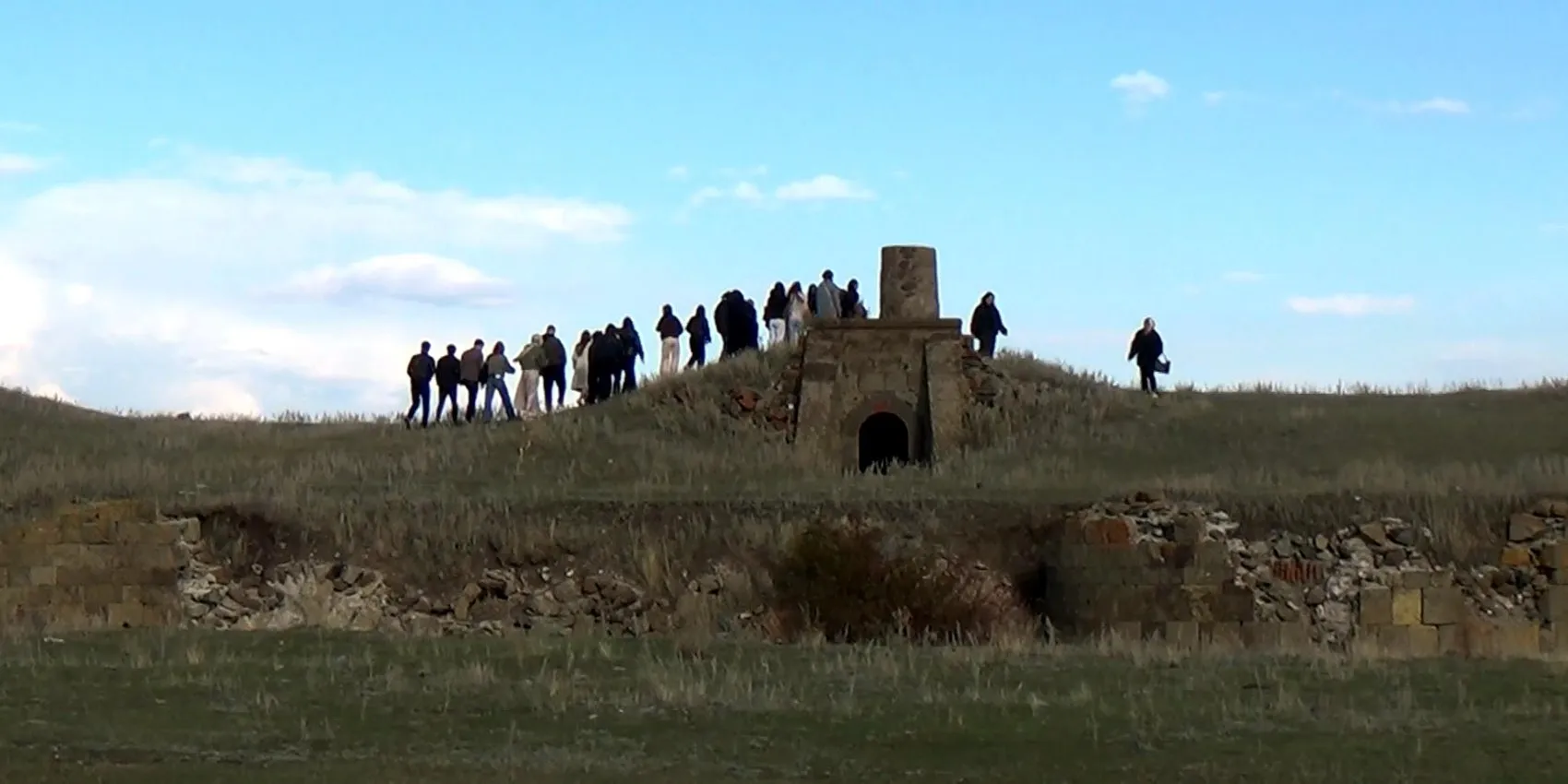 Erzurum'un genç turizmcileri şehri keşfediyor: Tarihi tabyalarda ilk ders