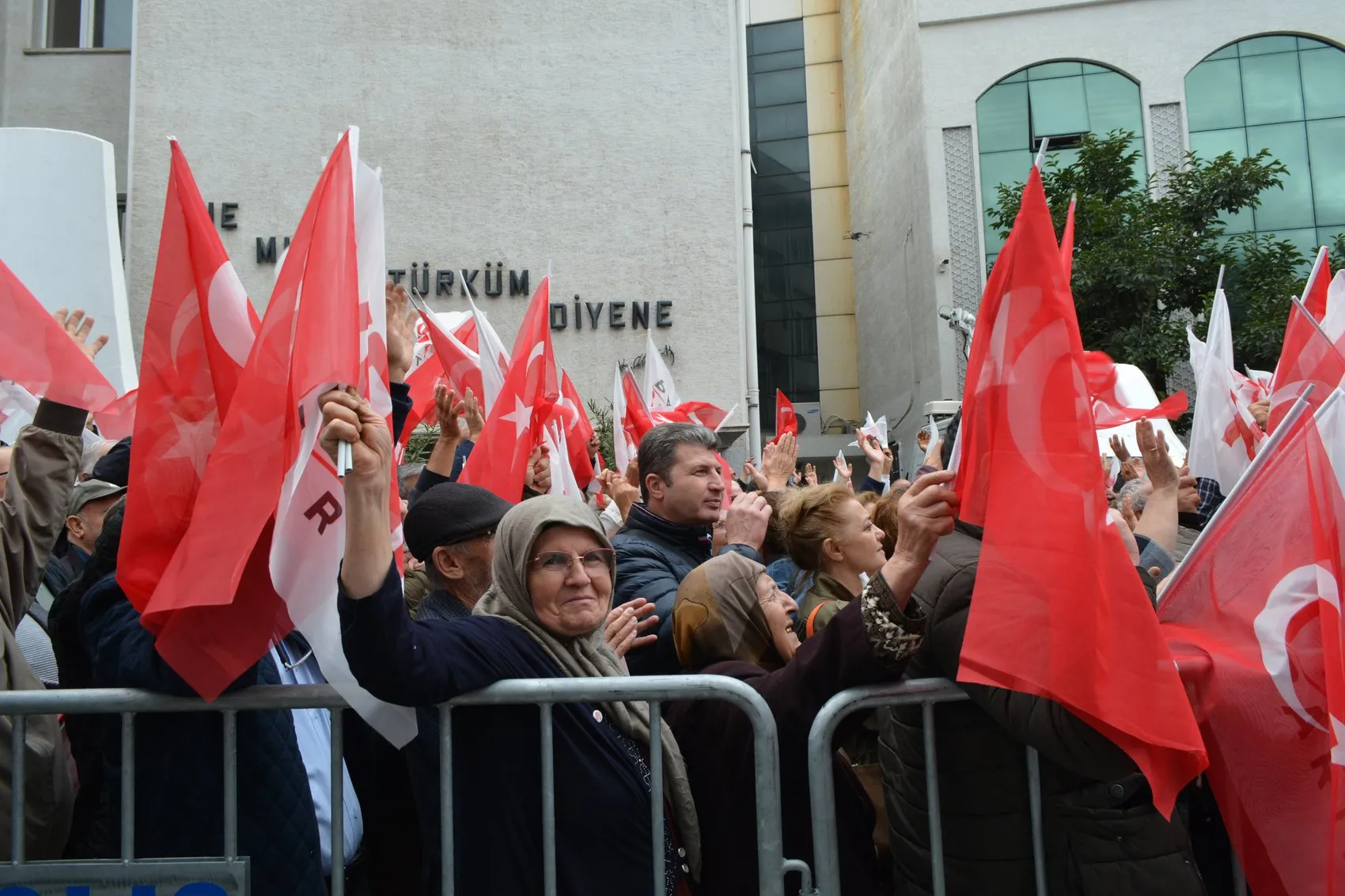 Özgür Özel'den Artvin'de iddialı çıkış: Yenilgiye alışmak bizim kitabımızda yazmaz
